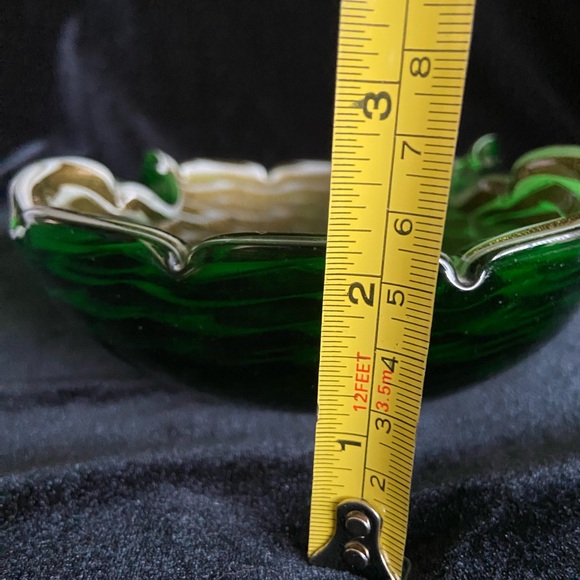 Murano Glass Green Cased Pinch Bowl w/ White & Gold Aventurine Speckle Interior - Picture 11 of 11